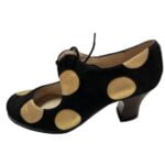 zapatos flamenco negros con lunares dorados y cordones