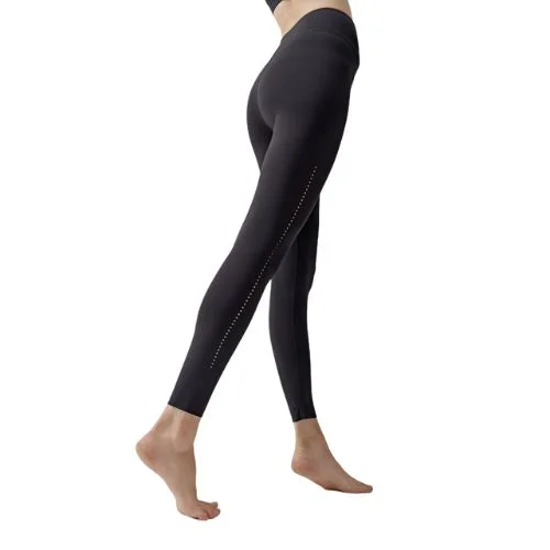 Legging Nara de color negro de la marca Born Living Yoga