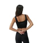 Top modelo Yami de la marca Born Living Yoga en color negro