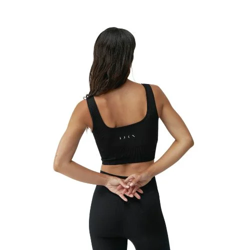 Top modelo Yami de la marca Born Living Yoga en color negro