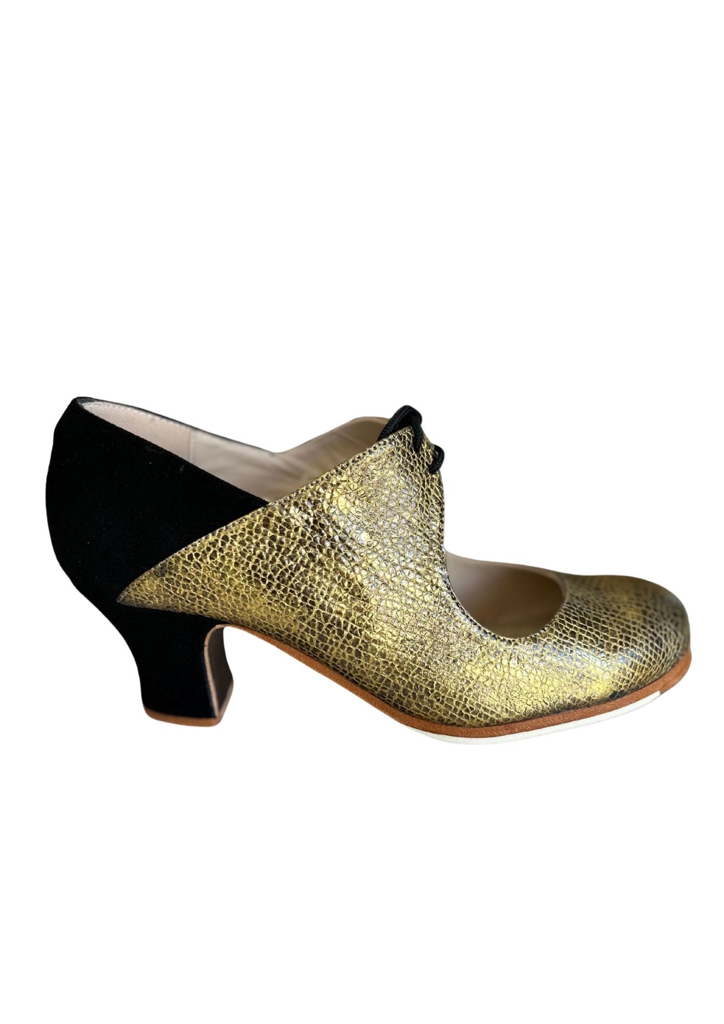 zapato-arty-dorado-begona-cervera-entre-puntas-y-volantes Zapato flamenco modelo Arty en color dorado marca Begoña Cervera