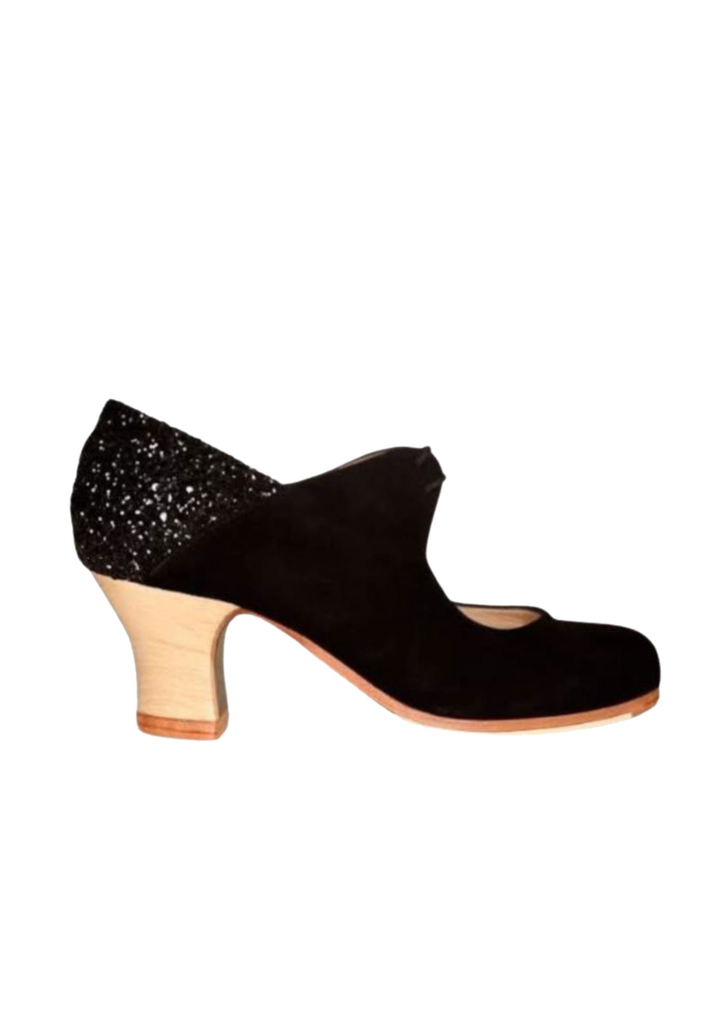 zapato-begona-cervera-arty-ante-glitter-entre-puntas-y-volantes Zapato modelo Arty Begoña Cervera en color negro con glitter