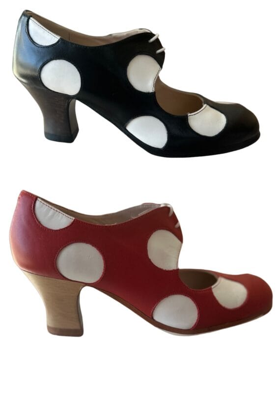 Zapato de flamenco rojo con lunar blanco y negro con lunar blanco modelo cordonera.