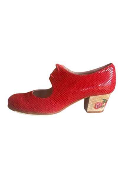 Zapato flamenco rojo en piel serpiente modelo cordonera Begoña Cervera
