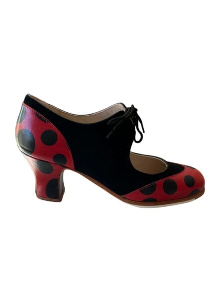 zapato flamenco Begoña cervera de lunares rojo y negro